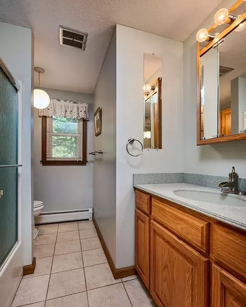 Bath - 65 Dunphy Dr, Northampton, MA 01062 photo 1 of 2