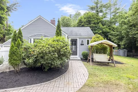 51 Ledge Rd, Lynnfield, MA 01940
