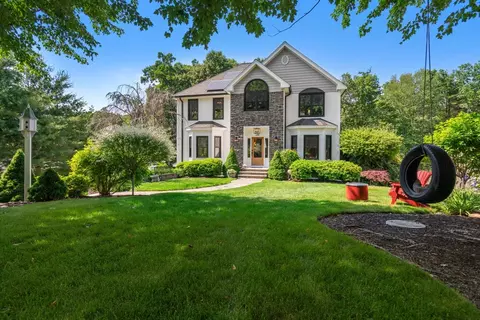 25 Riverfront Dr, Amesbury, MA 01913