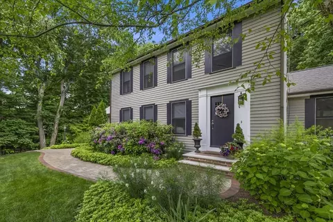 8 Buckskin Dr, Reading, MA 01867 photo 2