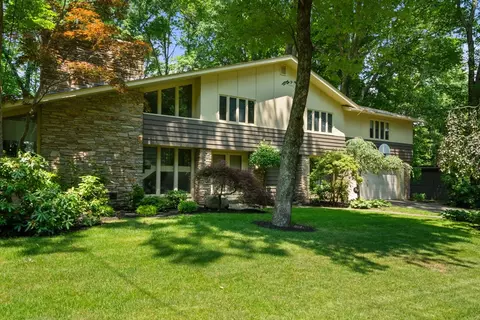 62 Oak Hill Rd, Worcester, MA 01609