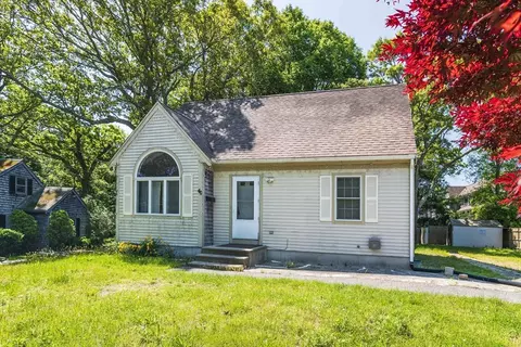 40 Amvets Ave, Falmouth, MA 02540