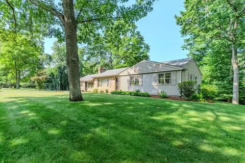 44 Squire Ln, Springfield, MA 01118 photo 2