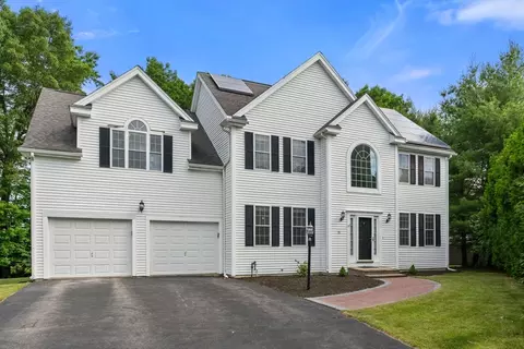 28 Snowy Owl Ln, Worcester, MA 01605