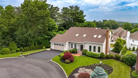 View/Area - 2 Thomas Cir, Stoneham, MA 02180 photo 2 of 4