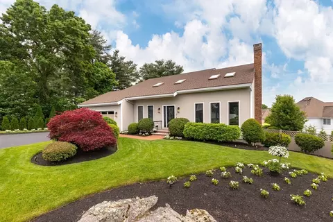 2 Thomas Cir, Stoneham, MA 02180