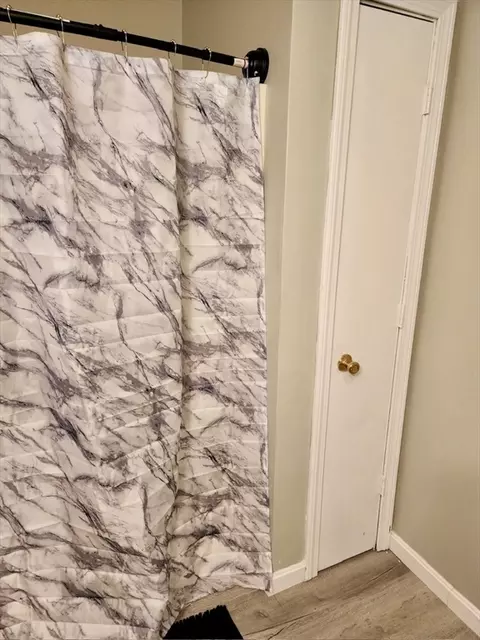 Bath - 3 Reeves St, Worcester, MA 01607 photo 2 of 3