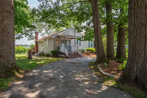 4 Edward Ln, Quincy, MA 02169