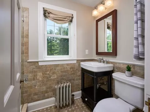 84 Forest St, Worcester, MA 01609 photo 31
