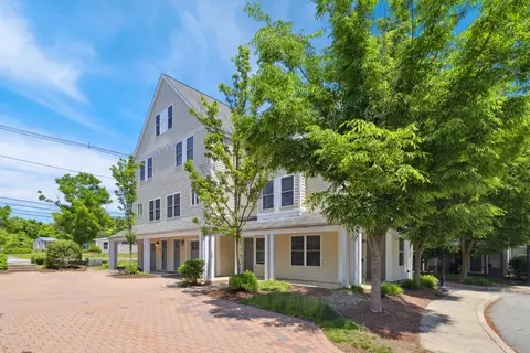 400 Cross St #201, Winchester, MA 01890