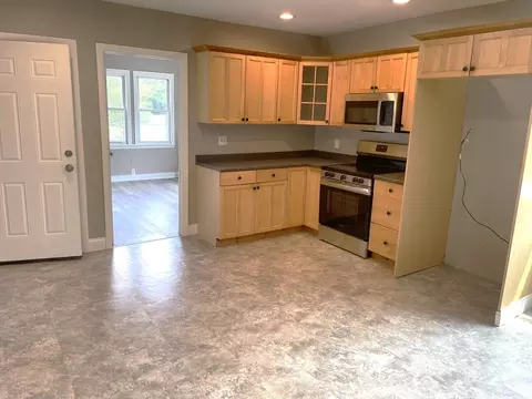 83 Bonner St, Chicopee, MA 01013 photo 5