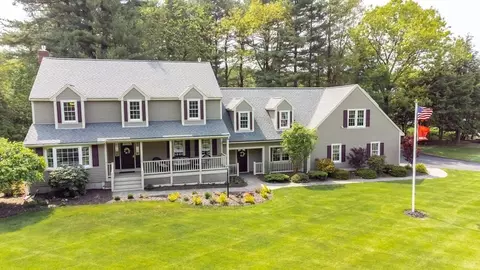 2 Dogwood Ln, Dunstable, MA 01827
