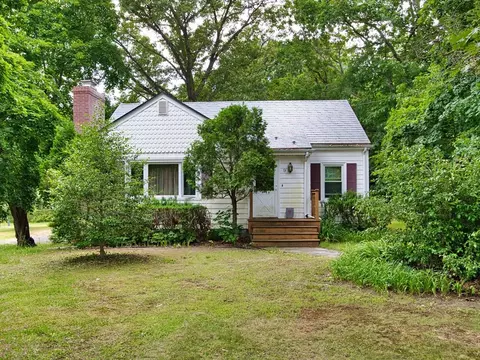 9 Pleasant St, Freetown, MA 02702