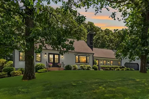 360 Pinewood Dr, Longmeadow, MA 01106