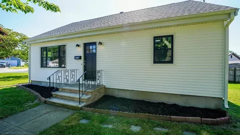 Exterior - 449 Main St, Fairhaven, MA 02719 photo 2 of 7