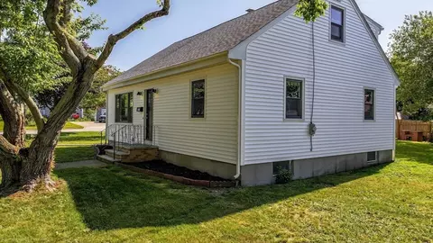 Exterior - 449 Main St, Fairhaven, MA 02719 photo 6 of 7