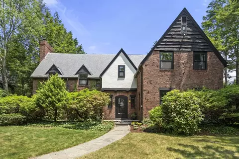 32 Taylor Crossway, Brookline, MA 02445