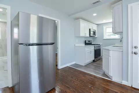 Entry Way - 517 Palmer St, Fall River, MA 02721 photo 2 of 2