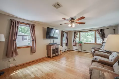 Living - 152 Silvin Rd, Chicopee, MA 01013 photo 3 of 4