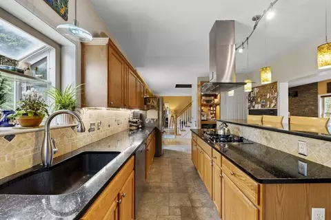 40 Greenwood Rd, Peabody, MA 01960