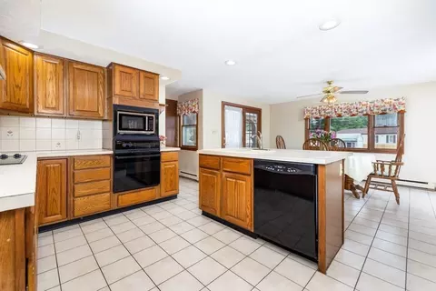 366 Peekskill Ave, Springfield, MA 01129 photo 17