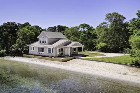97 Willow Run Dr, Barnstable, MA 02632