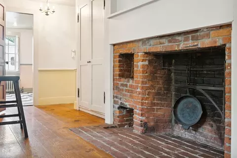 Entry Way - 409 Main, Townsend, MA 01474 photo 1 of 1