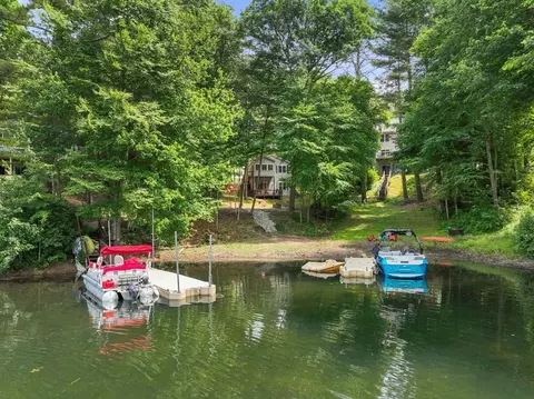 102 S Shore Dr, Sturbridge, MA 01566