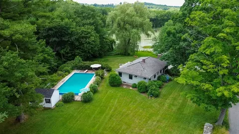 34 Douglas Rd, Sutton, MA 01590