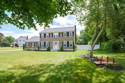 9 Tanglewood Rd, Plainville, MA 02762