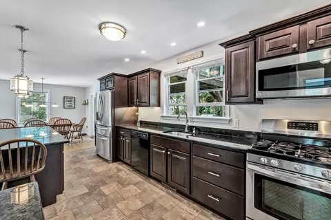 21 Debbie Ln, Mashpee, MA 02649 photo 5