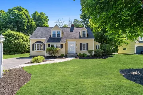 35 Perry Ave, Lynnfield, MA 01940