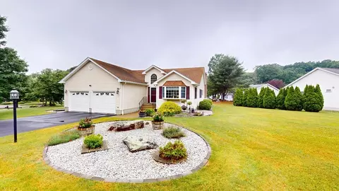 7 Fox Run Cir, Auburn, MA 01501