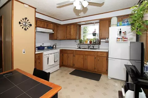 239 El Paso St, Springfield, MA 01104 photo 8