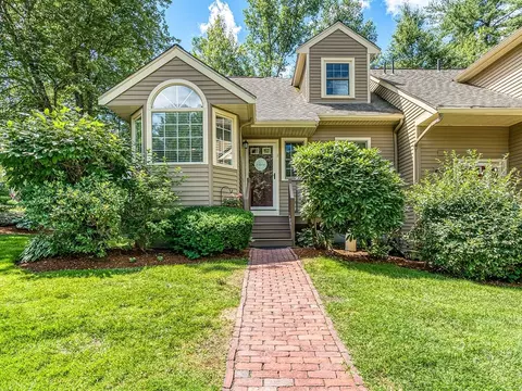 1 Lilac Ct #1, Hopkinton, MA 01748