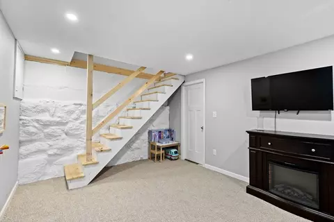 Entry Way - 85 Gibbs Ave, Wareham, MA 02571 photo 4 of 4