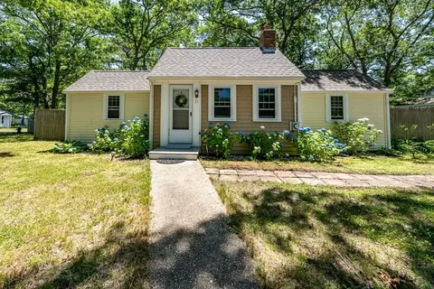 31 Lake Rd E, Yarmouth, MA 02673