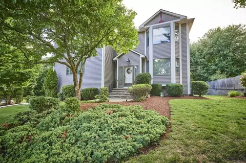 1 Linda Jean Ln, Peabody, MA 01960