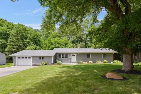4 Malquinn Dr, Hopedale, MA 01747