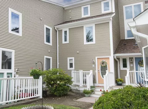 60 Pointe Rok Dr #60, Worcester, MA 01604