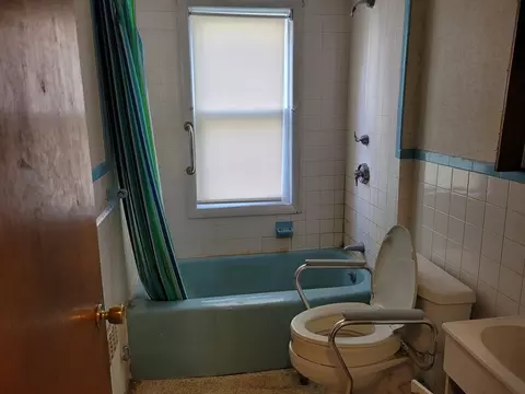 Bath - 39-41 Lyndale St, Springfield, MA 01108 photo 2 of 2