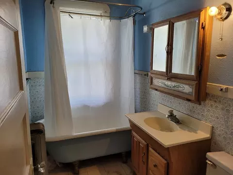 Bath - 39-41 Lyndale St, Springfield, MA 01108 photo 1 of 2