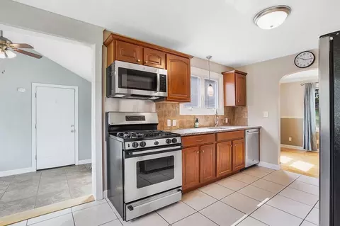 Entry Way - 65 Bartels St, Springfield, MA 01128 photo 6 of 8