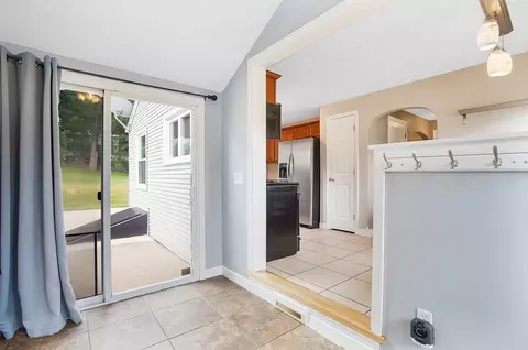 Entry Way - 65 Bartels St, Springfield, MA 01128 photo 2 of 8