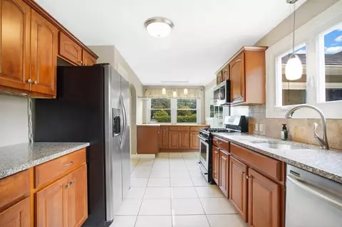 Entry Way - 65 Bartels St, Springfield, MA 01128 photo 4 of 8