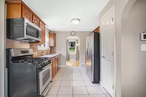 Entry Way - 65 Bartels St, Springfield, MA 01128 photo 5 of 8