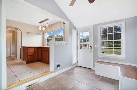 Entry Way - 65 Bartels St, Springfield, MA 01128 photo 3 of 8