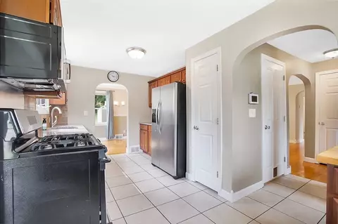 Entry Way - 65 Bartels St, Springfield, MA 01128 photo 7 of 8