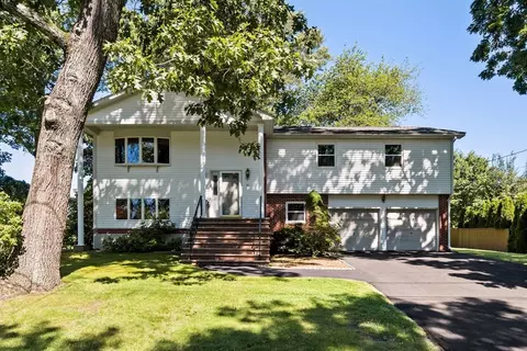 47 Oak Ln, Somerset, MA 02726