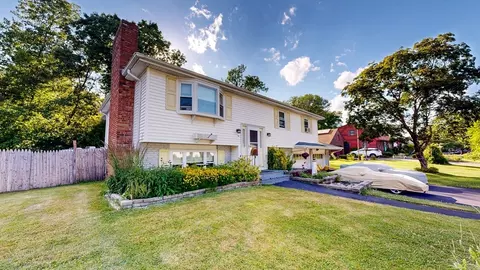 51 Briarwood Dr, Taunton, MA 02780